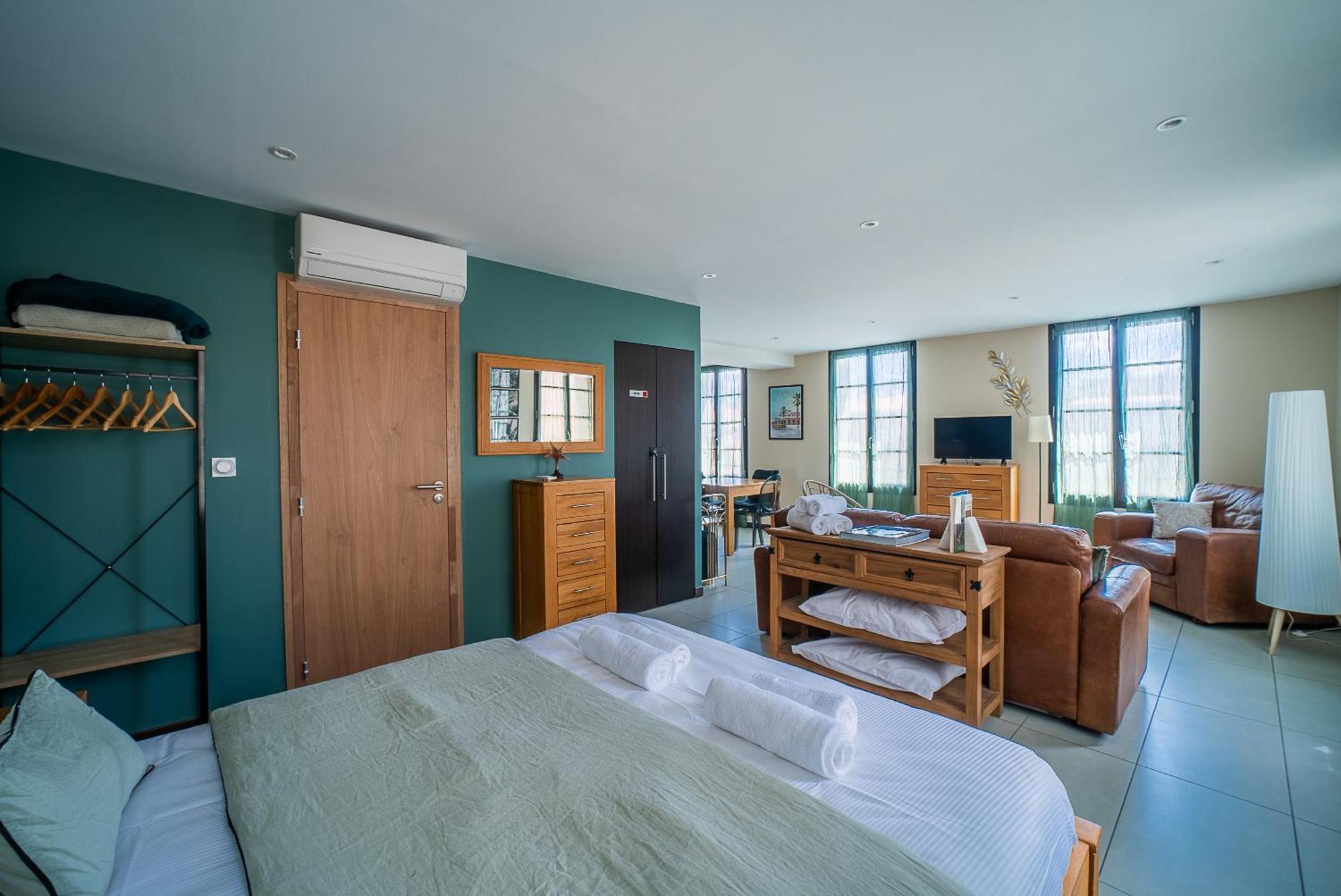 פרפיניין Suites Coronell D'En Vila מראה חיצוני תמונה