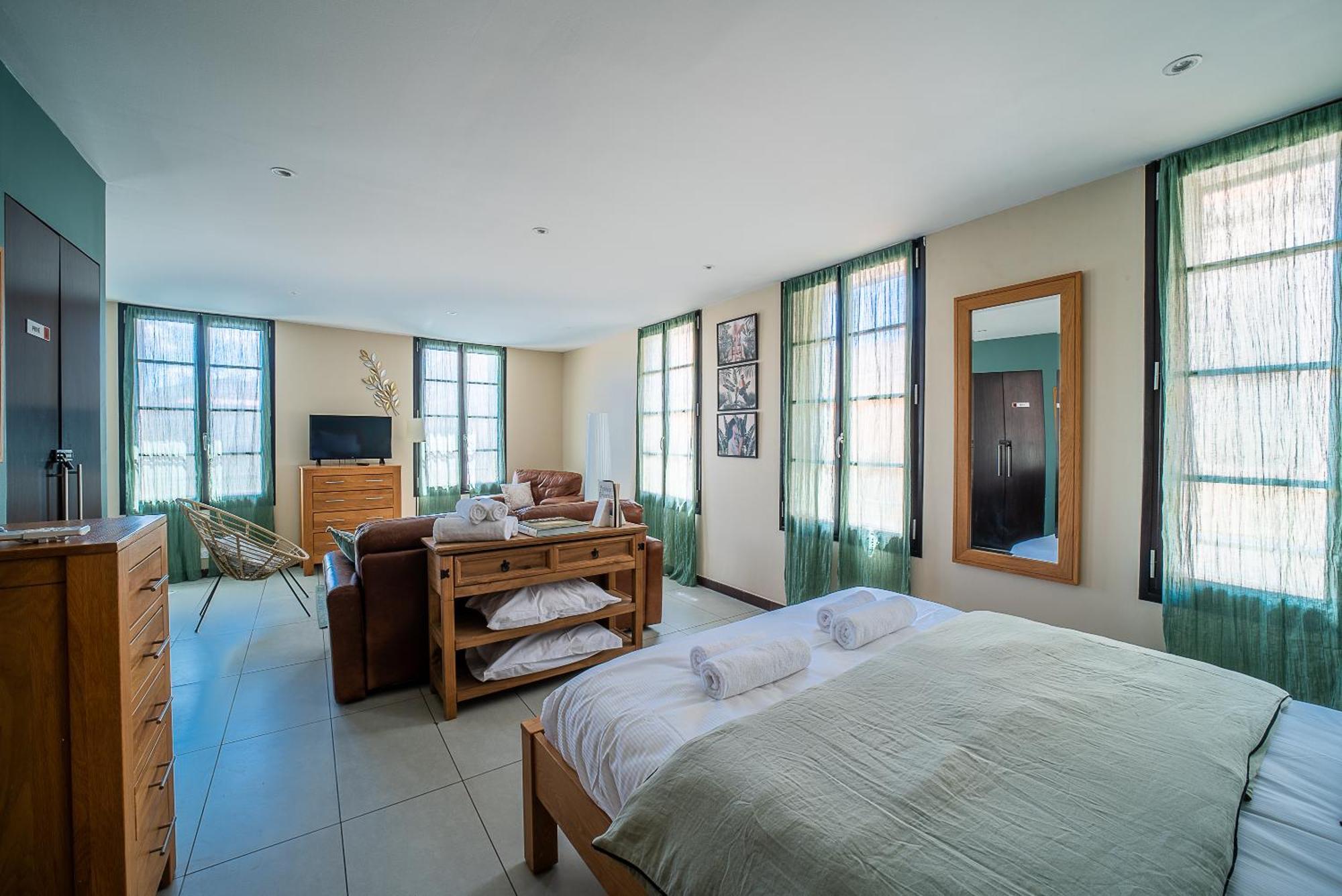 פרפיניין Suites Coronell D'En Vila מראה חיצוני תמונה