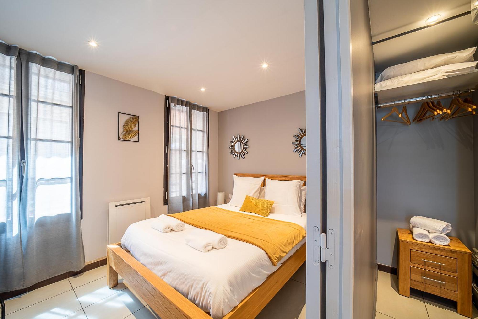 פרפיניין Suites Coronell D'En Vila מראה חיצוני תמונה