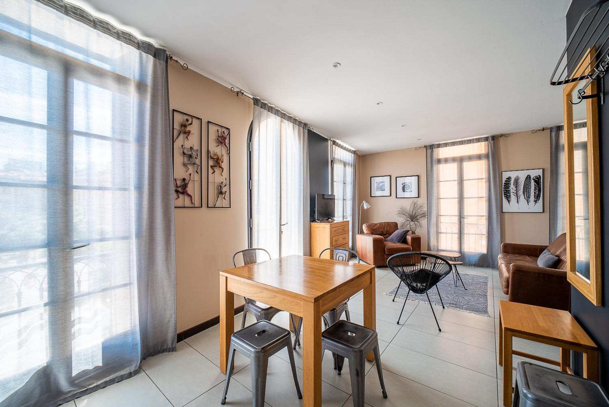 פרפיניין Suites Coronell D'En Vila מראה חיצוני תמונה